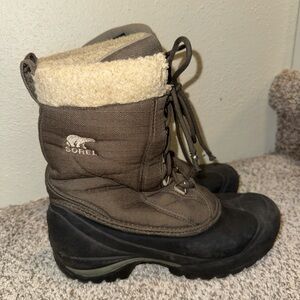 Sorel Olive and Cream Insulated Boots Womens Size 8